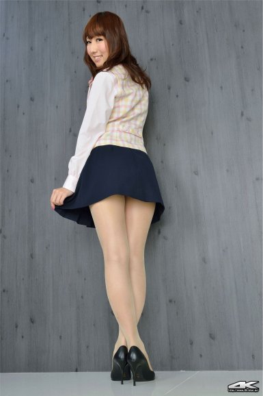 短款羽绒服搭配什么裤子：开云体育(图4)